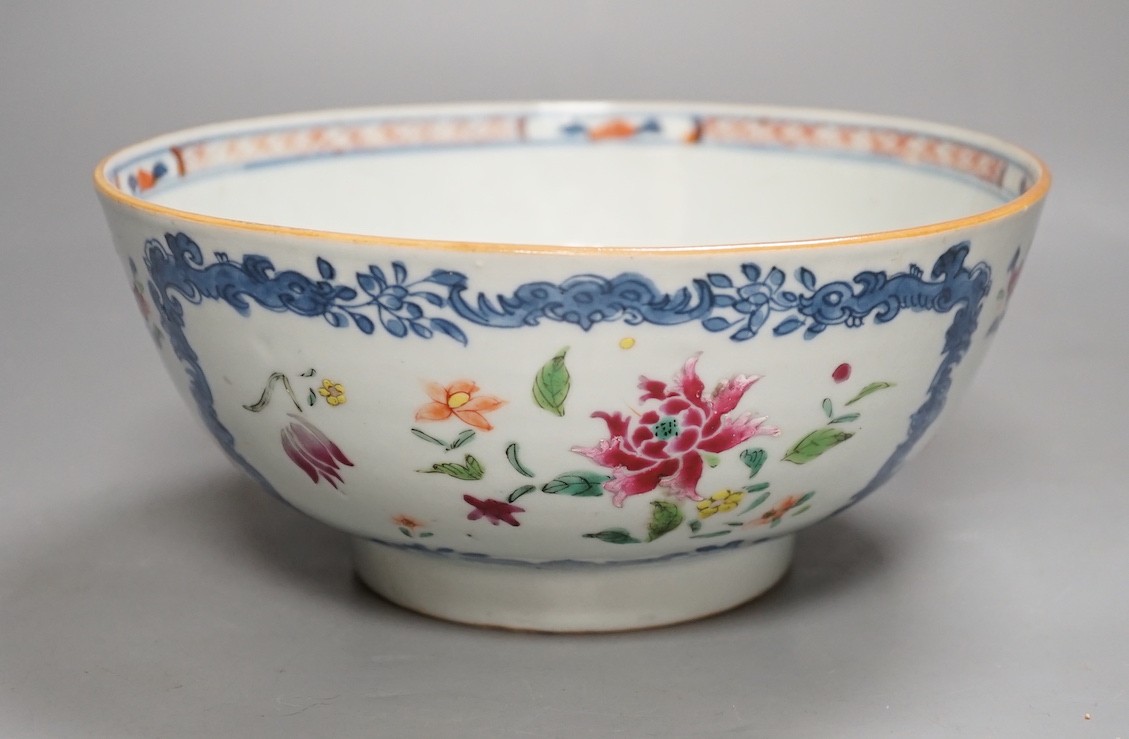 A Chinese export famille rose bowl with floral decoration - 9cm tall